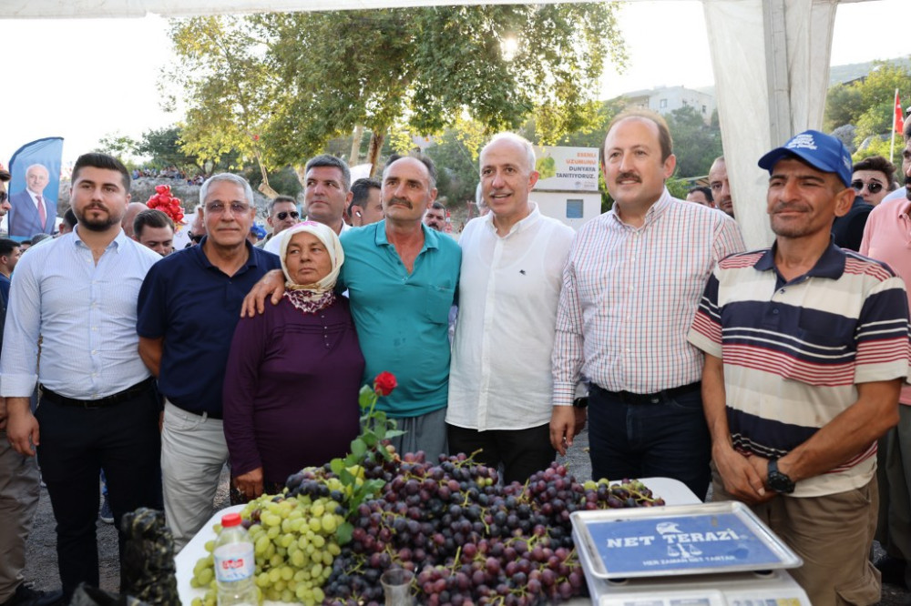 Akdeniz Belediyesi 2. Esenli Üzüm Şenliği Binlerin Katılımıyla Gerçekleşti