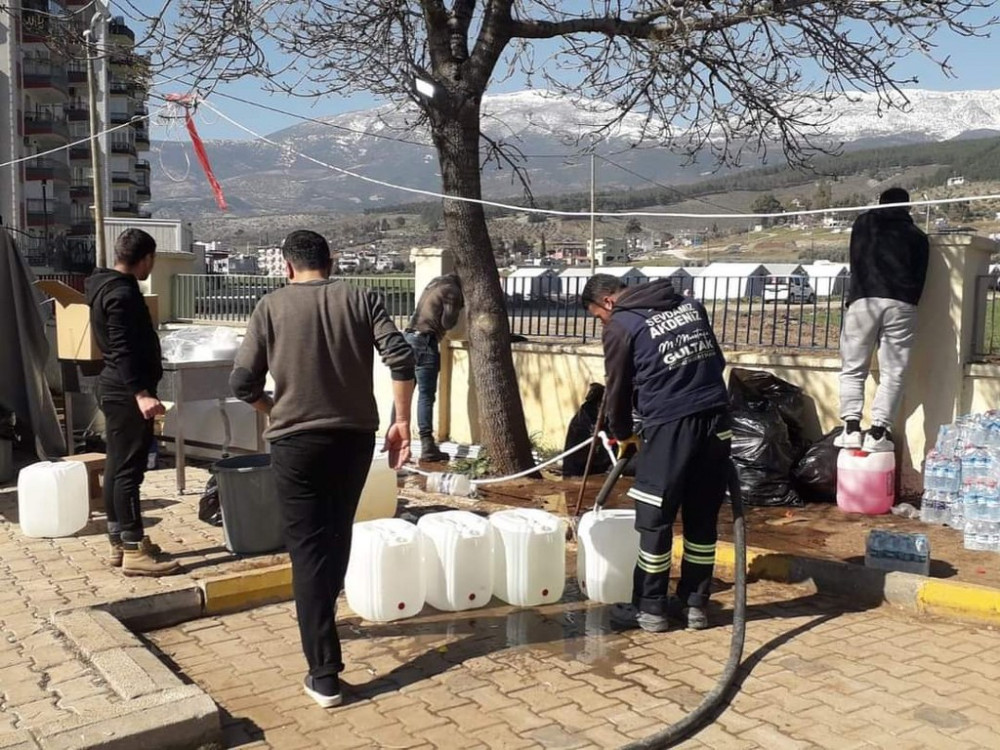 Akdeniz Belediyesi Depremzedelerin Temiz Su İhtiyacını Karşılamaya Devam Ediyor