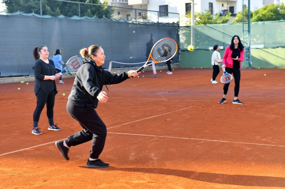 Çay Saatinde Tenis Öğrenen 140 Kadın Sertifikasını Aldı