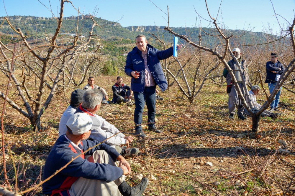 Yenişehir Belediyesi Çiftçiye Tarlada Eğitim Veriyor